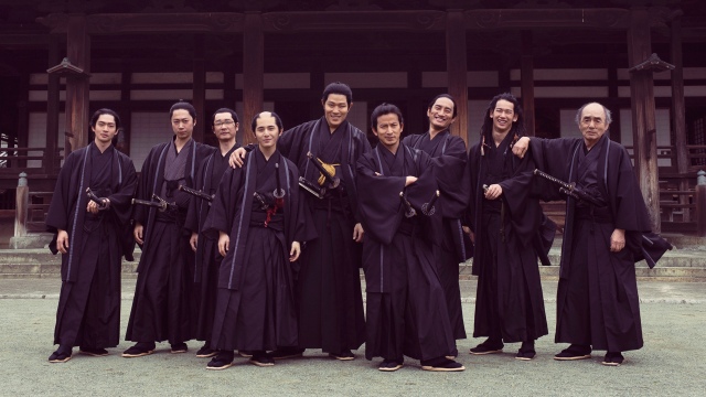 映画『燃えよ剣』新選組集合のオフショット (C)2021「燃えよ剣」製作委員会