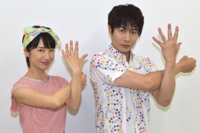 『仮面ライダーリバイス』に出演する(左から)映美くらら、戸次重幸 (C)ORICON NewS inc.