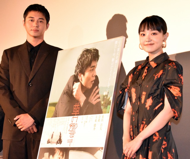 映画『草の響き』の初日舞台あいさつに出席した(左から)東出昌大、奈緒 (C)ORICON NewS inc.