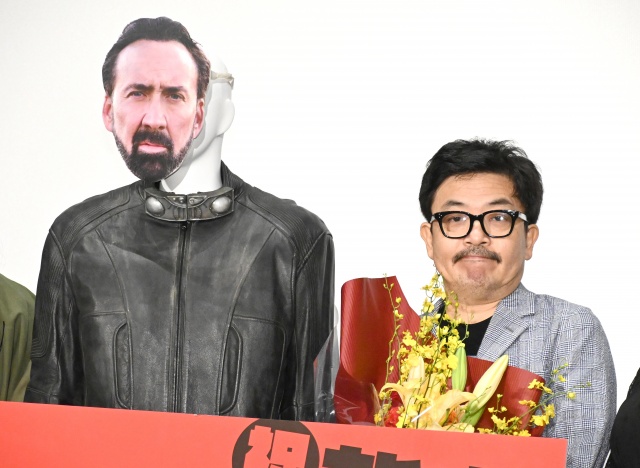 『プリズナーズ・オブ・ゴーストランド』舞台あいさつに登壇した(左から)ニコラス・ケイジのマネキン、園子温監督 (C)ORICON NewS inc.