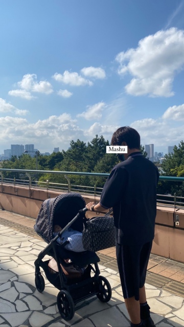 くみっきー 出産後初散歩 夫・長男とお出かけ(舟山久美子オフィシャルブログより)