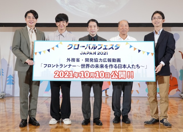 ナビゲーターを務めるピース・又吉直樹(中央)