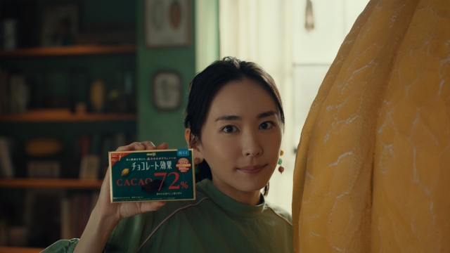 明治「チョコレート効果」新CM『大切なのはカカオポリフェノール篇』に出演する新垣結衣
