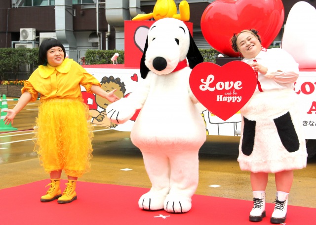 ゆいP(右)の姿に爆笑するスヌーピー(中央)とオカリナ(左)(C)ORICON NewS inc.(C)2021 Peanuts