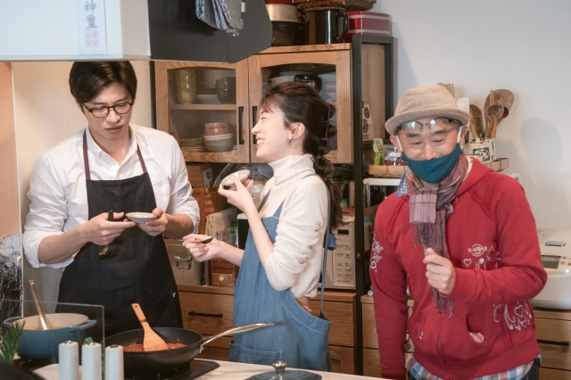 映画『そして、バトンは渡された』(10月29日公開)森宮家での料理シーンのメイキングカット(C)2021 映画「そして、バトンは渡された」製作委員会