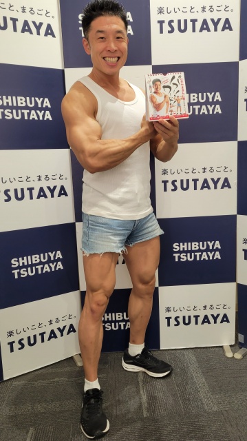 自身の筋肉に心から感謝を込めたなかやまきんに君