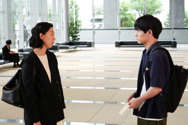 『SUPER RICH』第1話より(左から)江口のりこ、赤楚衛二(C)フジテレビ