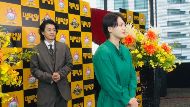 小栗旬(左)と初対面を果たす新井千鶴 (C)TBS