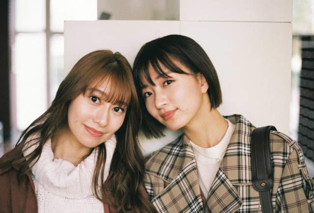 映画『シノノメ色の週末』(11月5日公開)(左から)桜井玲香、岡崎紗絵(C)2021「シノノメ色の週末」製作委員会