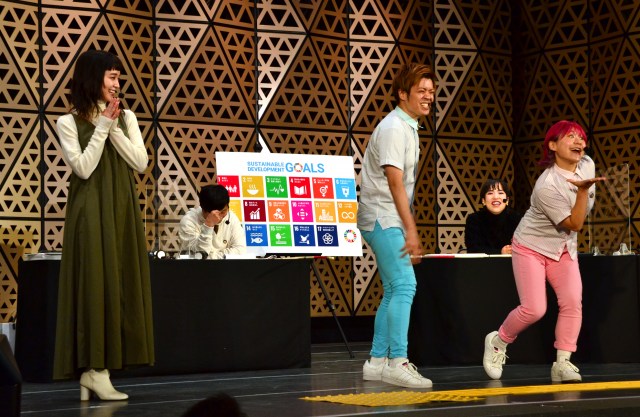 『よしもと×SDGs MAGAZINE』公開番組収録イベントに登場した(左から)剛力彩芽、Everybody (C)ORICON NewS inc.