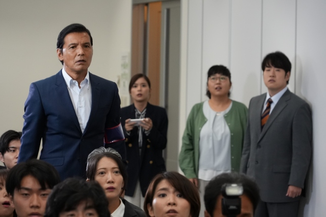 『真犯人フラグ』第4話に阿部祐二リポーターが登場 (C)日本テレビ