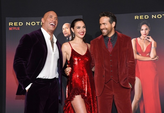Netflix 映画『レッド・ノーティス』11月12日より独占配信開始(左から)ドゥエイン・ジョンソン、ガル・ガドット、ライアン・レイノルズ