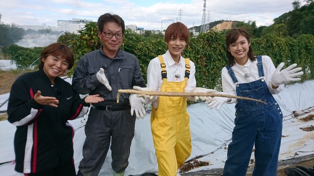 5日放送『よんチャンTV』でロケに参加する(左から)農家の岩崎夫婦、中間淳太、玉巻映美アナウンサー(C)MBS