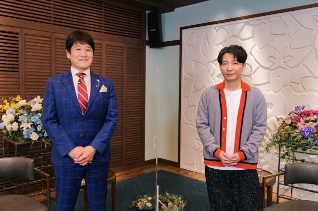 7日放送の『日曜日の初耳学』に出演する(左から)林修、星野源(C)MBS