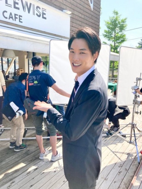 鈴木伸之がさわやかショットを披露(ドラマ『ラジエーションハウスII~放射線科の診断レポート~』公式ブログより)