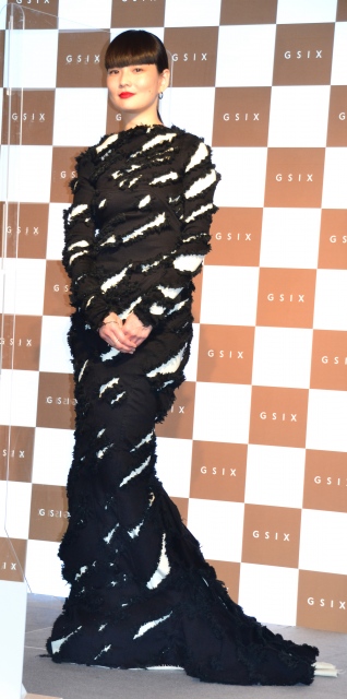 “ツリーの葉っぱ”風のロングドレスで魅了した秋元梢 (C)ORICON NewS inc.