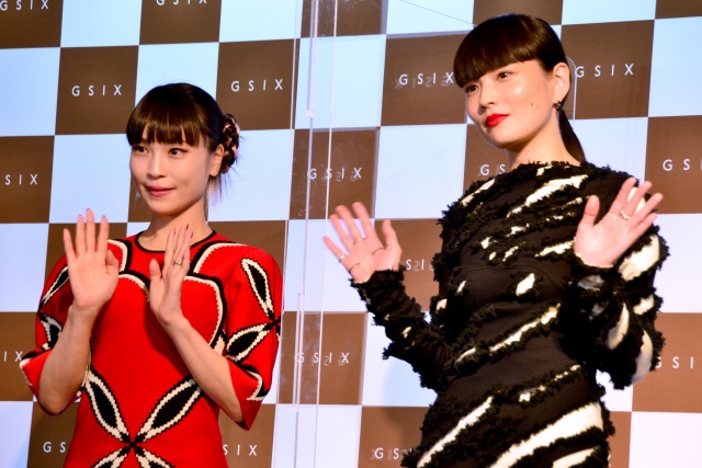 清川あさみが“いのち”をテーマに完成させた光のアートに太鼓判を押した秋元梢(右)(C)ORICON NewS inc.