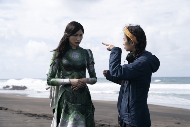 セルシ(ジェンマ・チャン)と話をするクロエ・ジャオ監督=マーベル・スタジオ映画『エターナルズ』(公開中) (C)Marvel Studios 2021