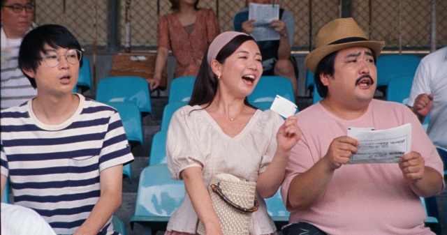 映画『たまの映像詩集 渚のバイセコー』第三話『氷と油』に出演する空気階段・水川かたまり(左)、鈴木もぐら(右)、ヒロインの園都 (C)2021 たまの映像詩集「渚のバイセコー」