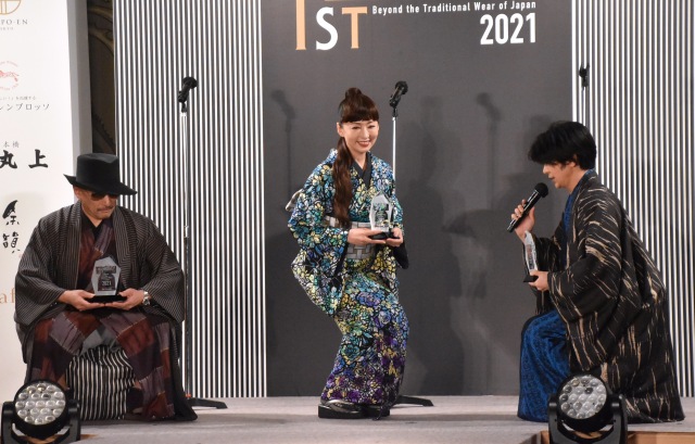 横山剣(左)と松雪泰子にスクワットを強制した武田真治(右)(C)ORICON NewS inc.