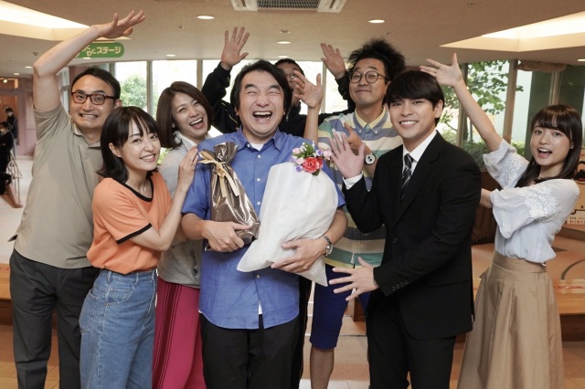 『二月の勝者-絶対合格の教室』柳楽優弥&井上真央らが池田鉄洋の誕生日をお祝い (C)日本テレビ