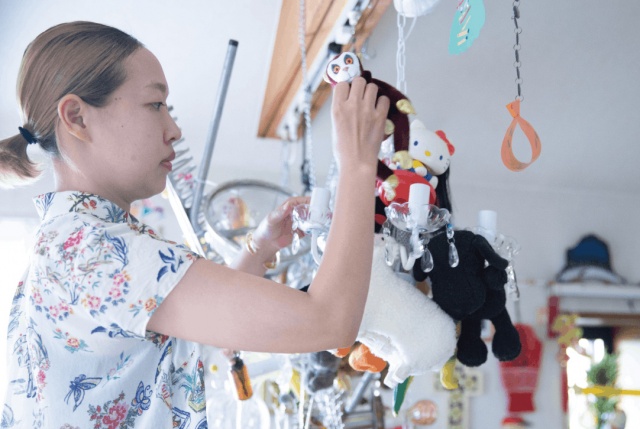 ぬいぐるみやおもちゃを使ったシャンデリアアートを制作するキムソンヘさん (写真提供:株式会社パルコ)