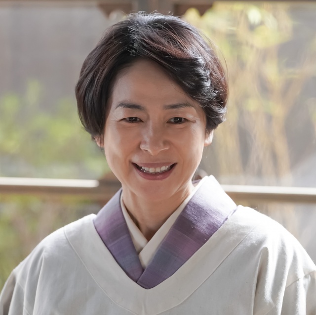 『カムカムエヴリバディ』で橘小しずを演じている西田尚美(C)NHK