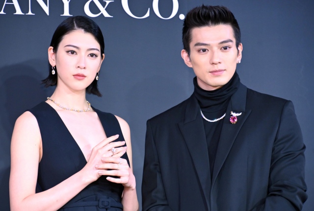 総額5億円のジュエリーに驚いた(左から)三吉彩花、新田真剣佑 (C)ORICON NewS inc.