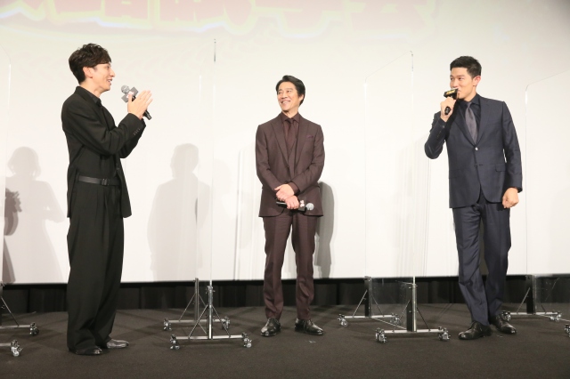 生田斗真(左)の“裸シーン”を絶賛する堤真一、鈴木亮平(右)