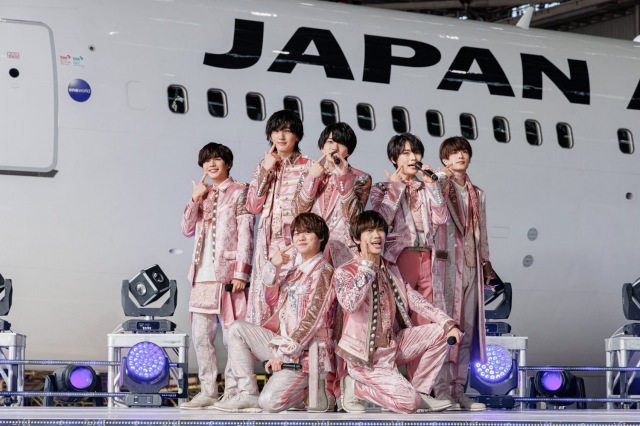 飛行場でデビュー曲を熱唱したなにわ男子