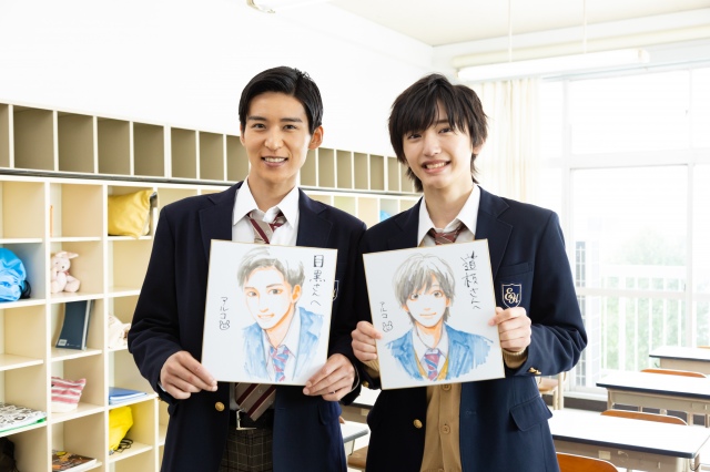 『消えた初恋』アルコ氏からの似顔絵に笑顔を見せる(左から)目黒蓮、道枝駿佑 (C)テレビ朝日