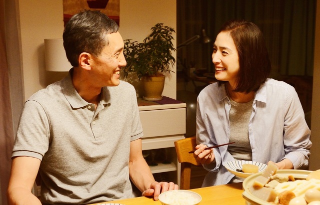 映画『老後の資金がありません!』(公開中)夫婦役を演じる天海祐希(右)、松重豊(左)(C)2021映画『老後の資金がありません!』製作委員会
