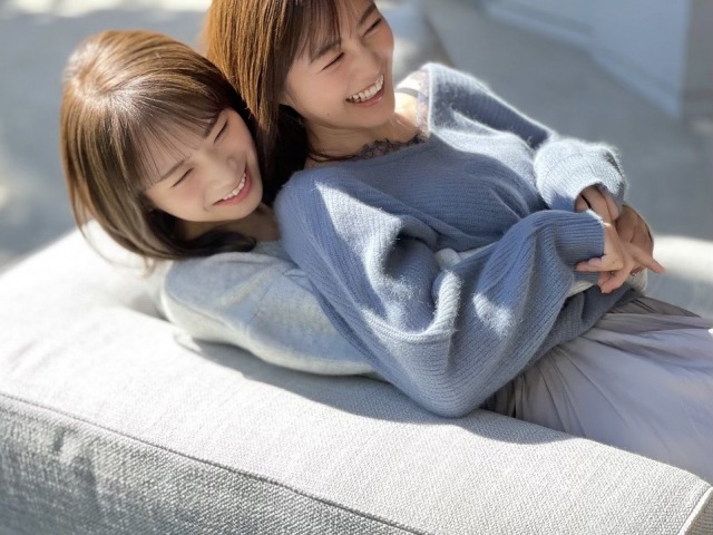 秋元真夏(左)の上に乗っかって笑顔を見せる生田絵梨花