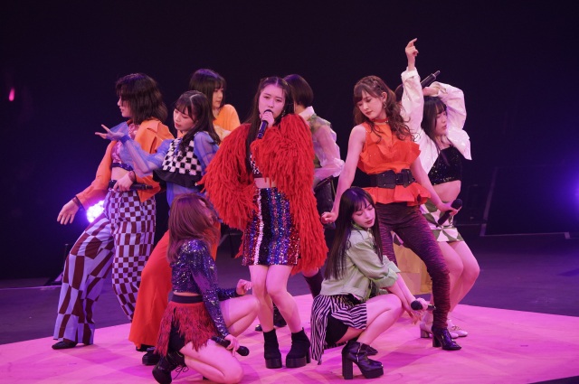 日本武道館公演で卒業したアンジュルムの笠原桃奈(中央)