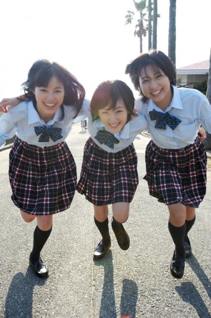 (左から)フレッシュな笑顔を見せる生田絵梨花、生駒里奈、市來玲奈