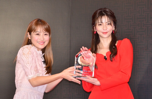 新旧“餃子キャラ”の(左から)鈴木奈々、香里奈 (C)ORICON NewS inc.