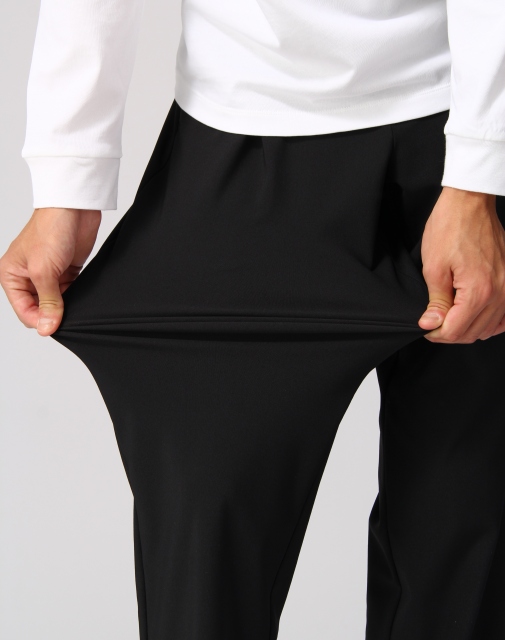 高いストレッチ性を誇る『ゼロプレッシャースーツ』のパンツ(画像提供:青山商事株式会社)