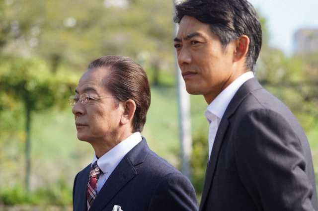 杉下右京(水谷豊)、冠城亘(反町隆史)=『相棒season20』第6話(11月17日放送)より (C)テレビ朝日