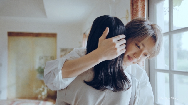 Nissyが出演するP-shaテレビCM「離したくない、この香り篇」より