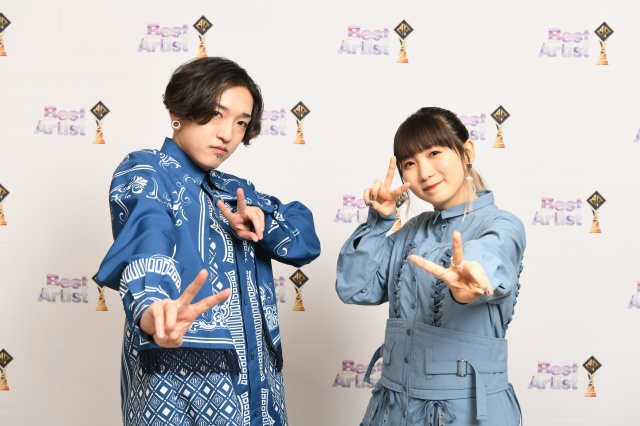 『ベストアーティスト2021』で「群青」を披露したYOASOBI(左から)Ayase、ikura(C)日本テレビ