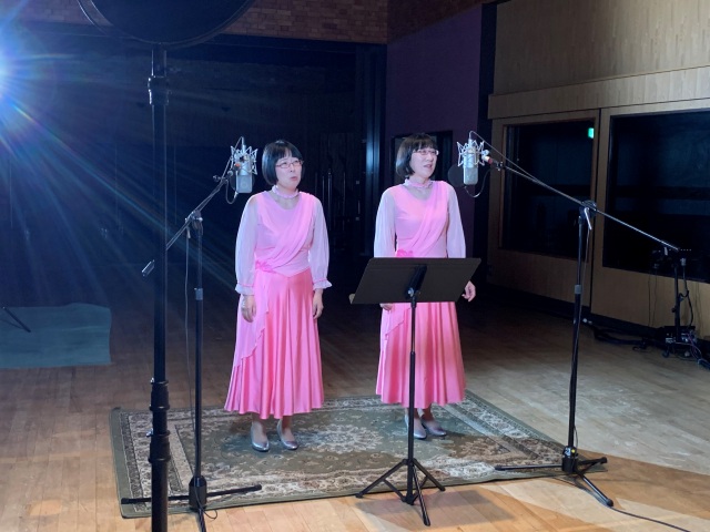 ドラマの挿入歌「Neighborhood Story」を歌う阿佐ヶ谷姉妹(C)NHK