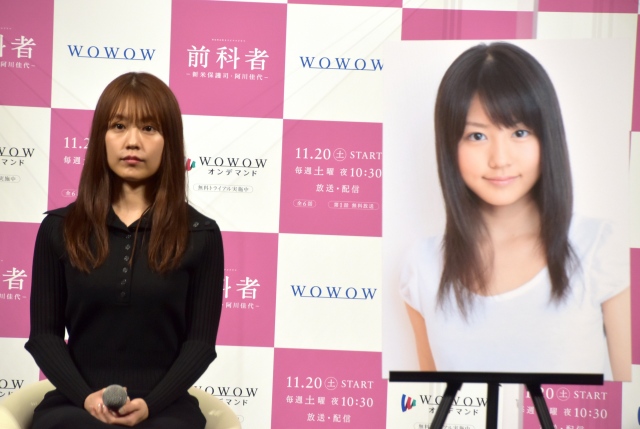 デビュー当時の自身の写真と並ぶ有村架純 (C)ORICON NewS inc.