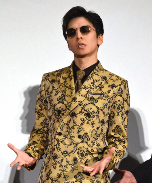 “最後の初日”に金スーツで登壇した生田斗真 (C)ORICON NewS inc.