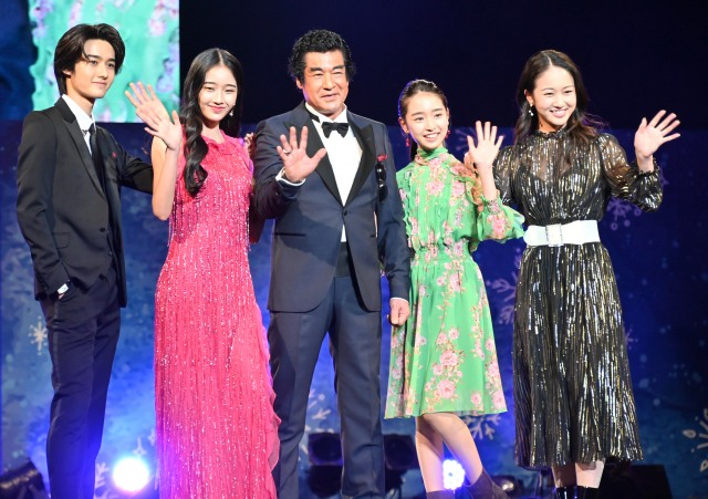 『TGC teen 2021 Winter』に登壇した藤岡弘、ファミリーの(左から)藤岡真威人、天翔天音、藤岡弘、、藤岡舞衣、天翔愛 (C)ORICON NewS inc.