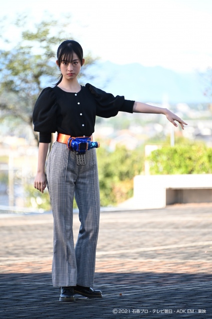 『仮面ライダーリバイス』でさくら・井本彩花が仮面ライダージャンヌに変身 (C)2021 石森プロ・テレビ朝日・ADK EM・東映