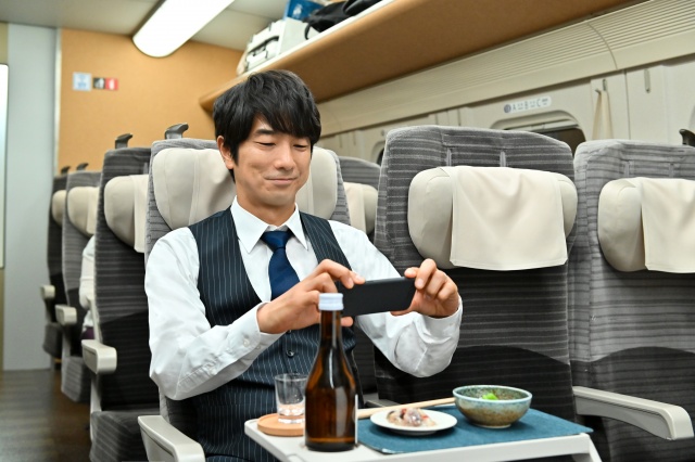『#居酒屋新幹線』で主演を務める眞島秀和(C)「#居酒屋新幹線」製作委員会・MBS