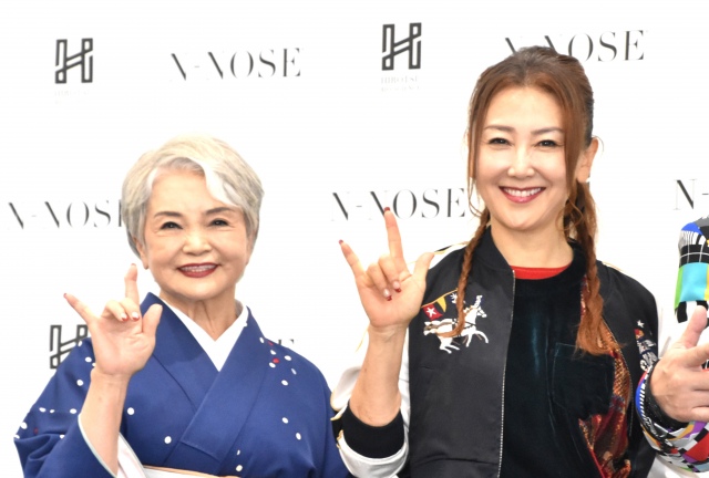 『がん早期検査啓発キャンペーン・イベント』に登壇した(左から)東ちづるの母・英子さんと東ちづる (C)ORICON NewS inc.