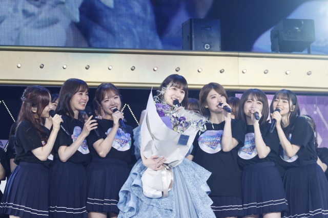 乃木坂46の東京ドーム公演で1期生の同期に見送られて卒業した高山一実(中央)