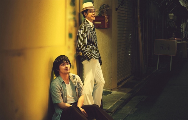 Netflix映画『浅草キッド』(12月9日配信)伝説の芸人・深見千三郎(大泉洋/右)と若き日のタケシ(柳楽優弥/左)