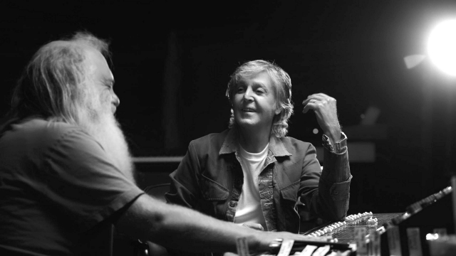ポール・マッカートニーの音楽史『マッカートニー 3,3,1』12月22日よりディズニープラスのスターにて配信 (C)2021 MPL Communications, Inc.